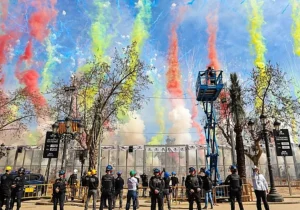 Juan Mollá despidiendo su última mascletà en Valencia con fuegos artificiales coloridos