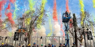 Juan Mollá despidiendo su última mascletà en Valencia con fuegos artificiales coloridos