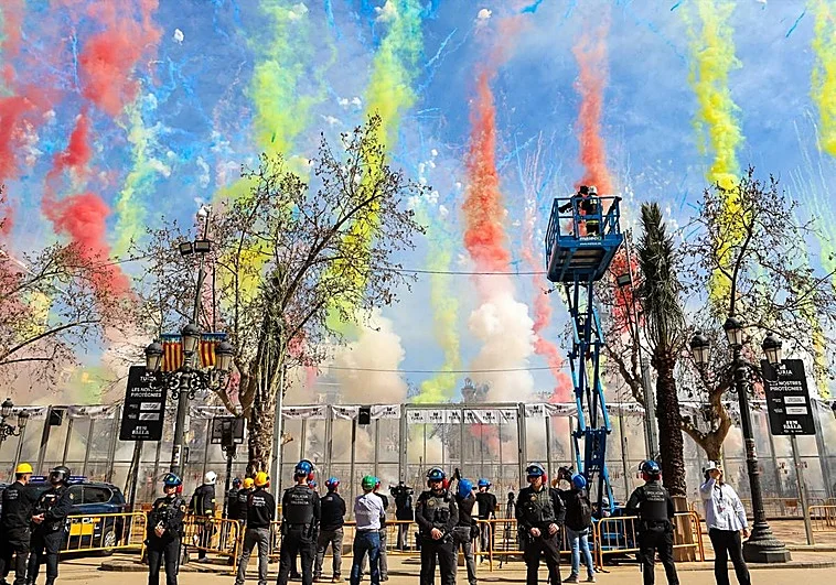 Juan Mollá despidiendo su última mascletà en Valencia con fuegos artificiales coloridos