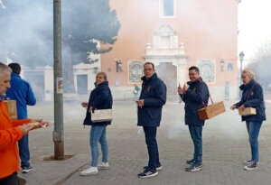 Benetússer se reúne para celebrar las Fallas con pirotecnia regulada.