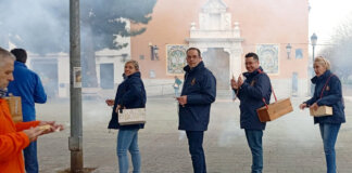 Benetússer se reúne para celebrar las Fallas con pirotecnia regulada.