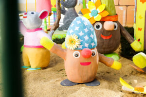 Ninots coloridos de la falla solidaria en Benetússer