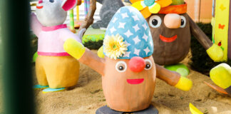 Ninots coloridos de la falla solidaria en Benetússer