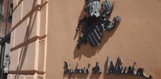 Logo de la Diputación de Valencia en la pared exterior del edificio provincial