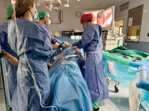 Un equipo médico lleva a cabo una donación altruista de riñón en el Hospital Doctor Peset.