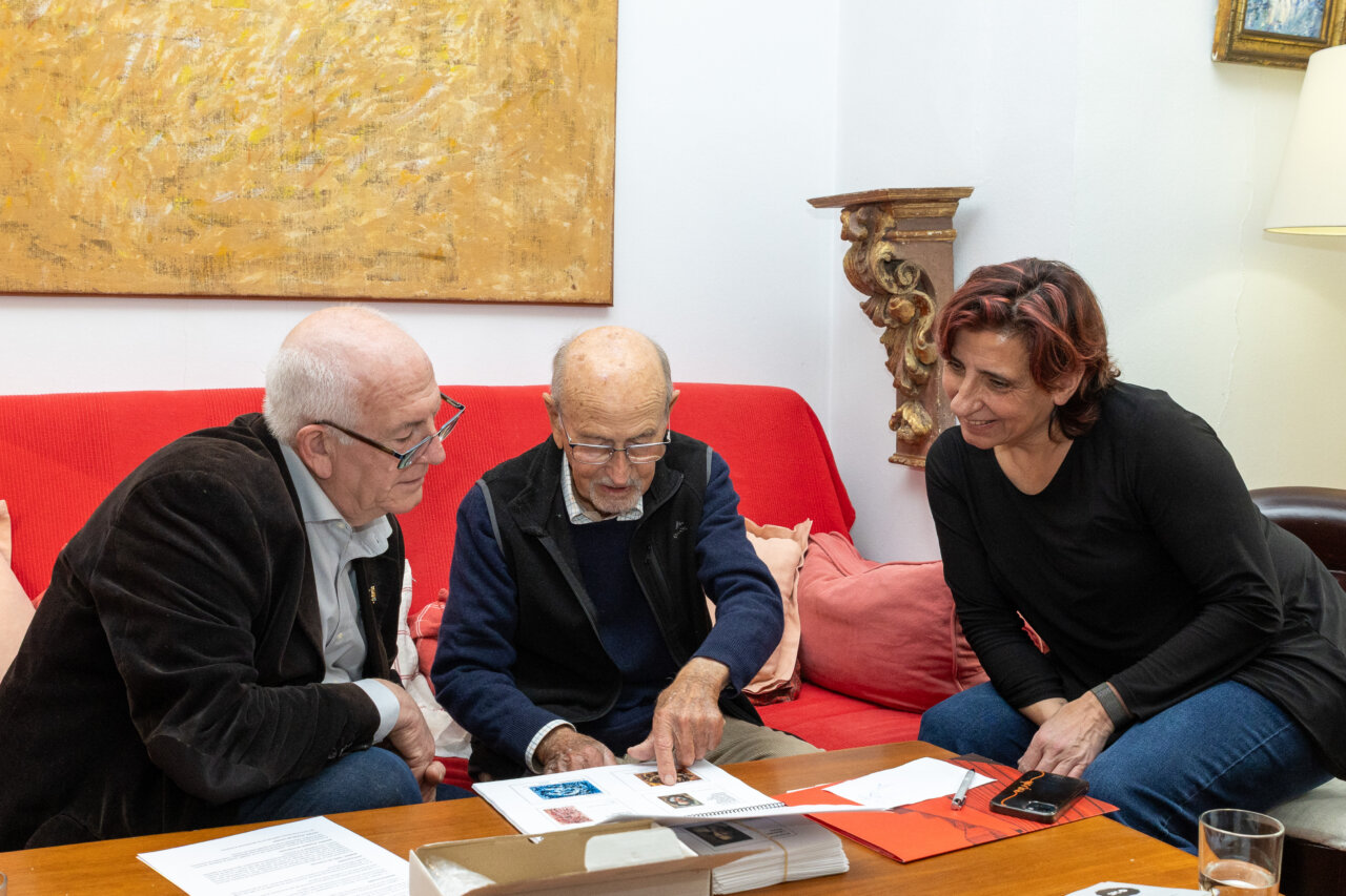 Vicent Ciscar y Marian Val conversan con Salvador Montesa en su hogar