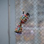 Muñeco colorido colgado en una malla durante las Fallas 2026