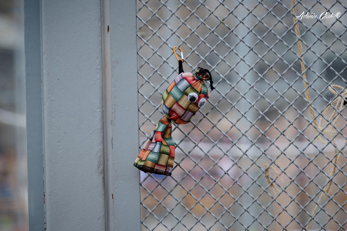 Muñeco colorido colgado en una malla durante las Fallas 2026