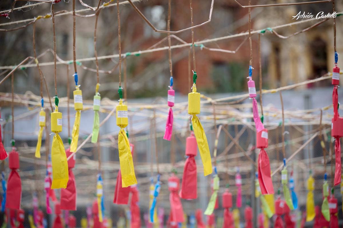 Decoraciones de papel en la mascletà de Fallas 2026