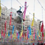Vista de la mascletà con decoraciones coloridas en Fallas 2026