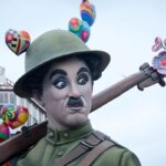 Figura de un soldado con gorra y adornos coloridos en la Fallas 2026