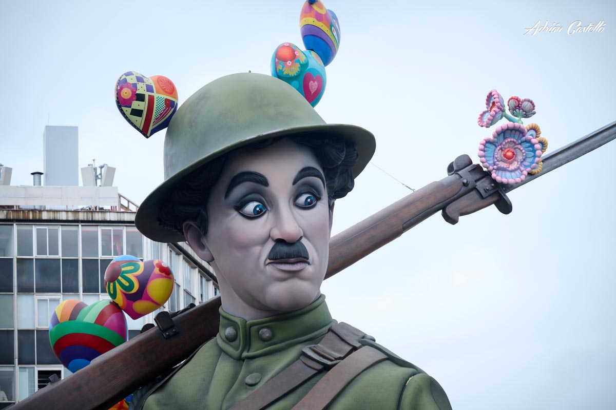 Figura de un soldado con gorra y adornos coloridos en la Fallas 2026