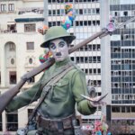Figura de un soldado con mariposa en la mascletà de Fallas 2026