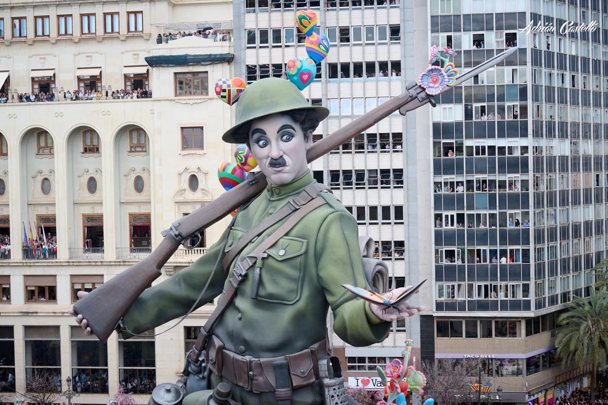 Figura de un soldado con mariposa en la mascletà de Fallas 2026