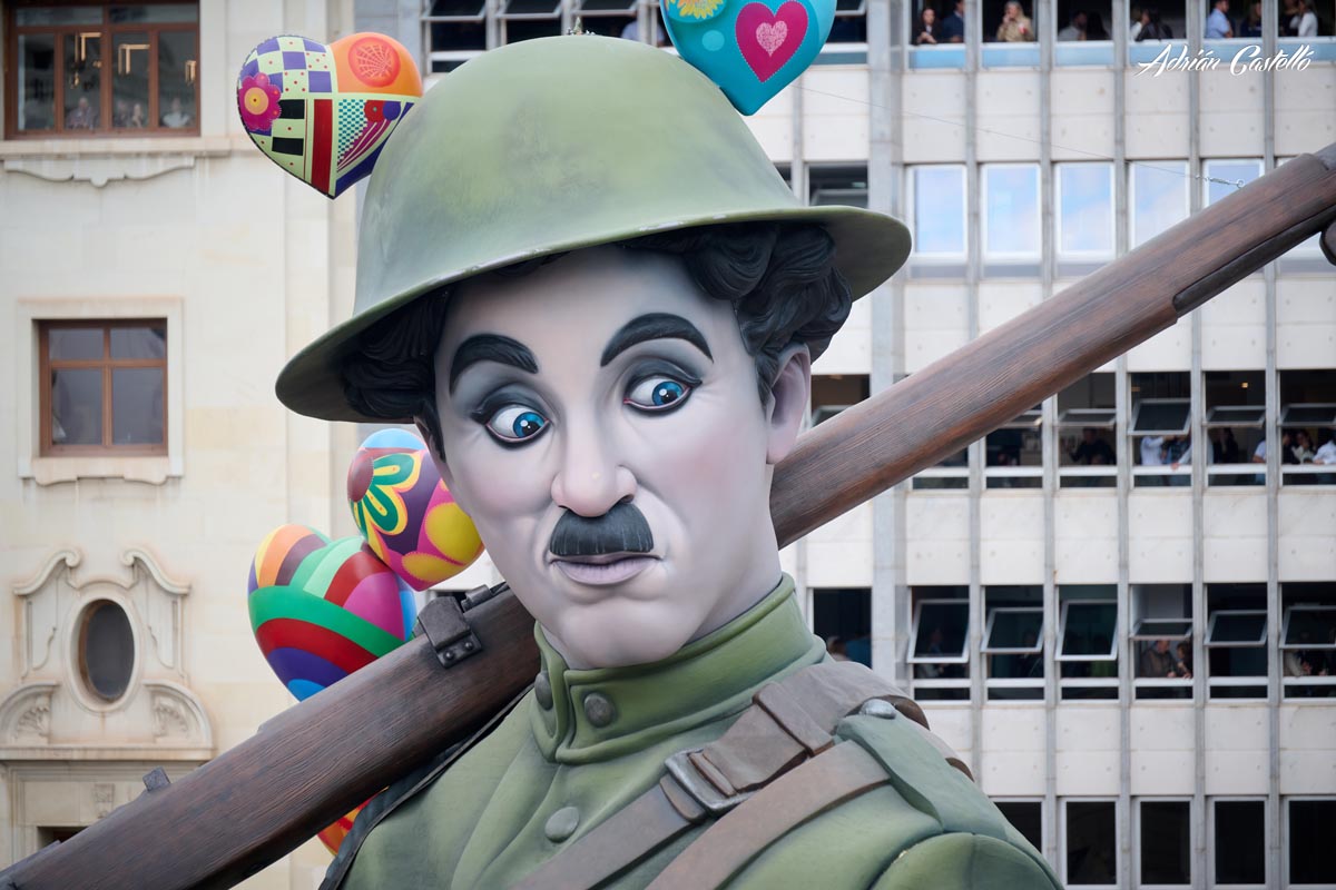 Figura de un soldado con sombrero en Fallas 2026