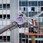 Preparativos de la mascletà en las Fallas 2026 con flores de colores