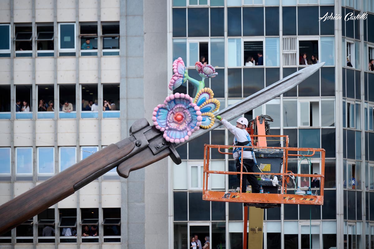 Preparativos de la mascletà en las Fallas 2026 con flores de colores