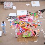 Preparativos de la mascletà en las Fallas 2026 con figuras coloridas.