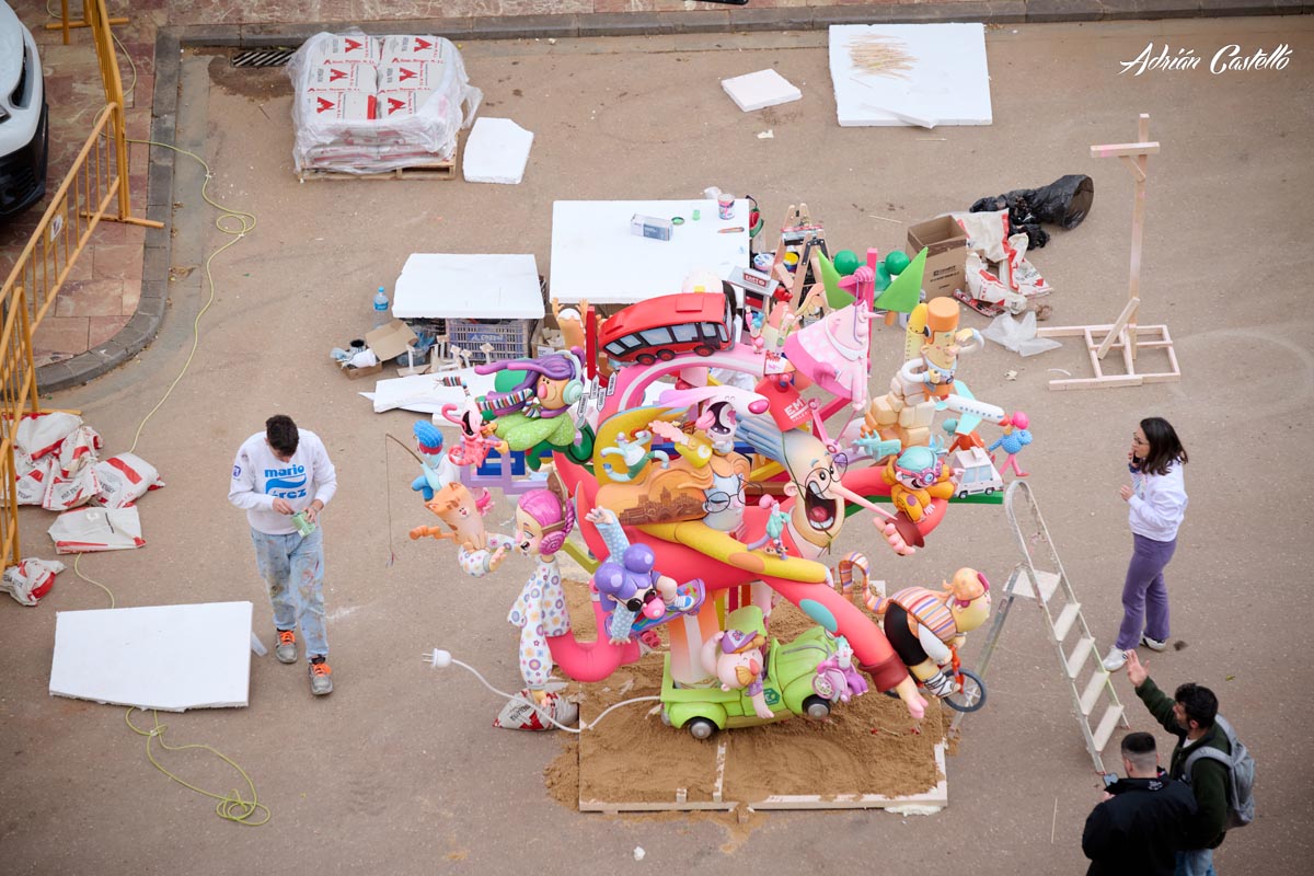 Preparativos de la mascletà en las Fallas 2026 con figuras coloridas.