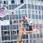 Trabajadores en una plataforma elevadora durante la mascletà de Fallas 2026