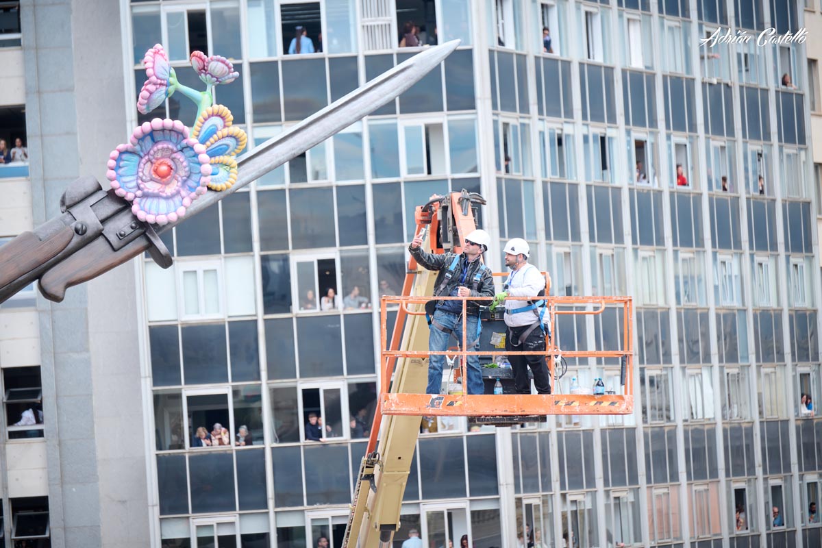 Trabajadores en una plataforma elevadora durante la mascletà de Fallas 2026