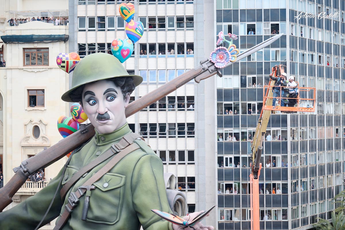 Figura de un soldado en la mascletà de Fallas 2026