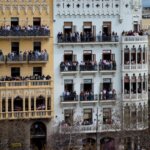 Multitud de personas en balcones durante la mascletà de Fallas 2026