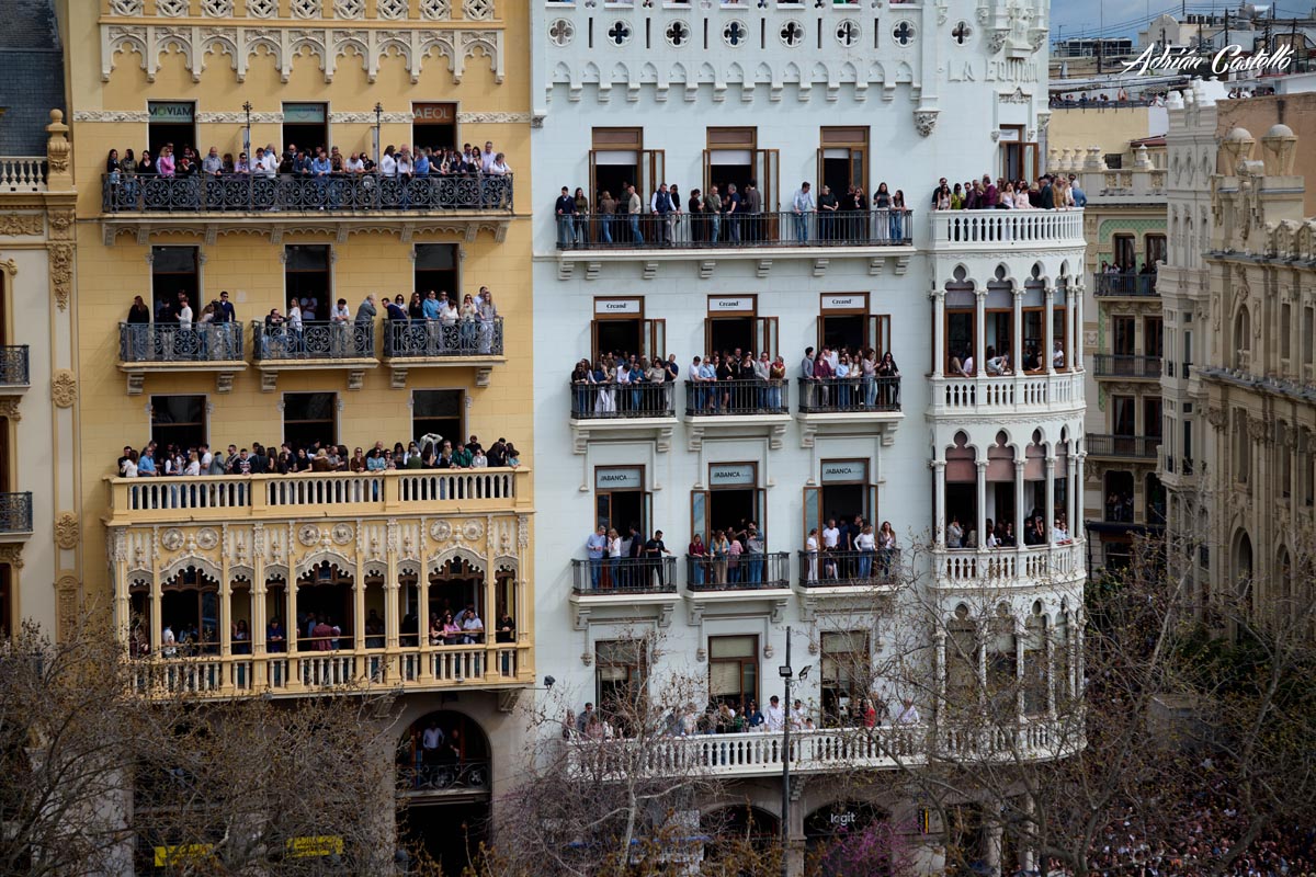 Multitud de personas en balcones durante la mascletà de Fallas 2026