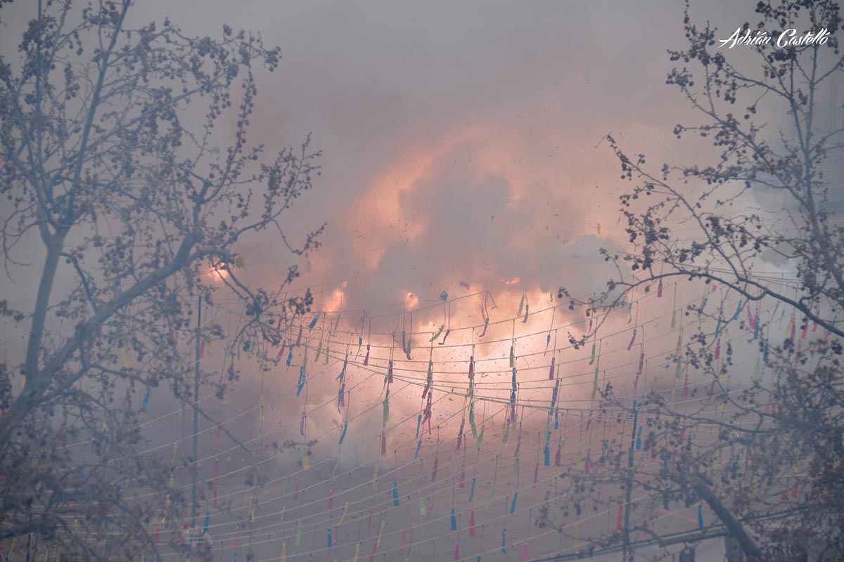 Explosión de la mascletà durante las Fallas de 2026