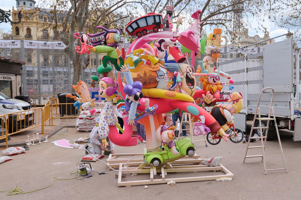 Fallas 2026, mascletà con figuras coloridas y alegóricas