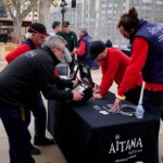 Personas preparando dispositivos para la mascletà en Fallas 2026