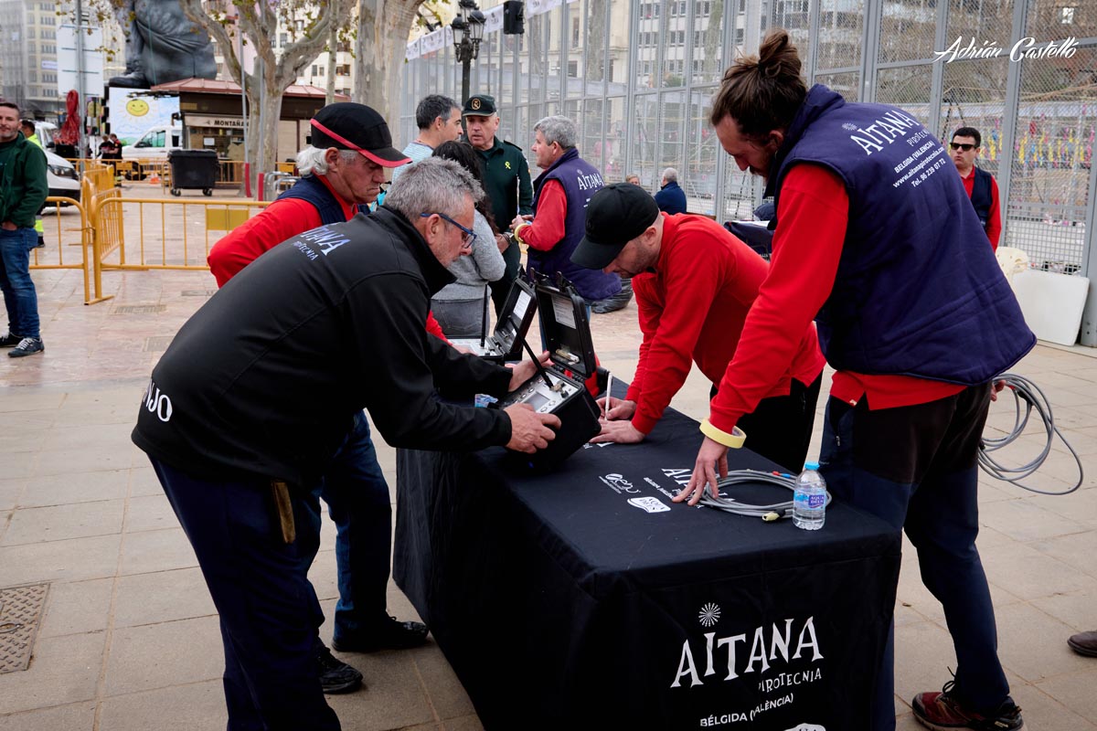 Personas preparando dispositivos para la mascletà en Fallas 2026