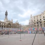 Plaza decorada con banderas para la mascletà de Fallas 2026