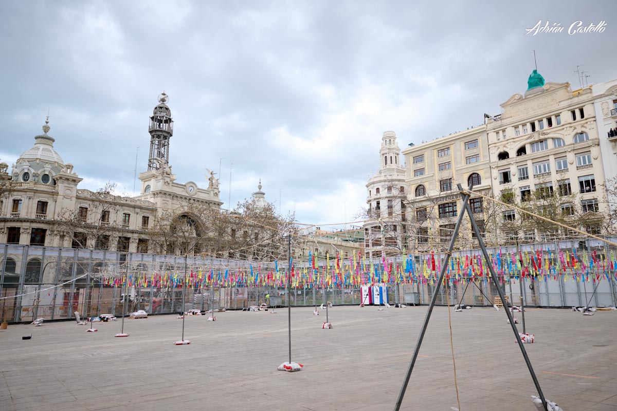 Plaza decorada con banderas para la mascletà de Fallas 2026