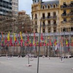 Decoraciones coloridas para la mascletà en las Fallas 2026