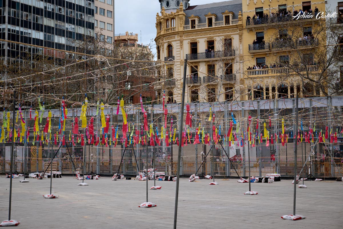 Decoraciones coloridas para la mascletà en las Fallas 2026