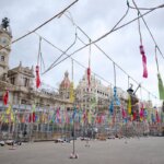 Decoraciones coloridas para la mascletà en las Fallas 2026