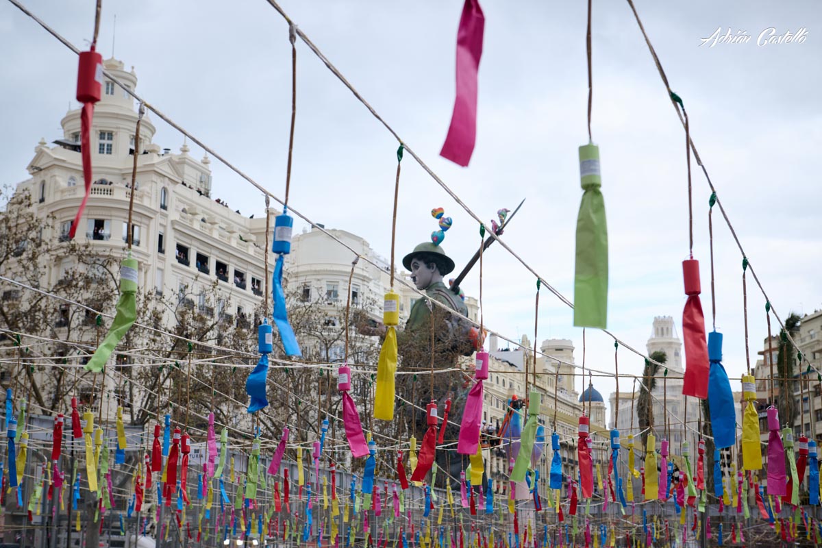 Decoraciones coloridas en la mascletà de Fallas 2026