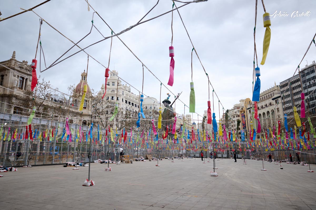 Preparativos para la mascletà en Valencia durante las Fallas 2026.