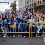 Multitud de personas celebrando la mascletà en las Fallas 2026