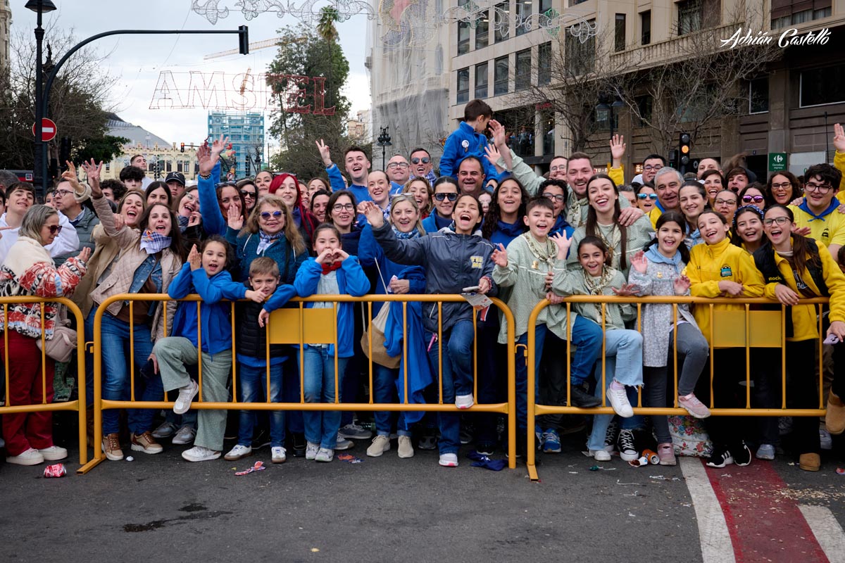 Multitud de personas celebrando la mascletà en las Fallas 2026