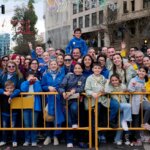 Grupo de personas celebrando la mascletà durante las Fallas 2026