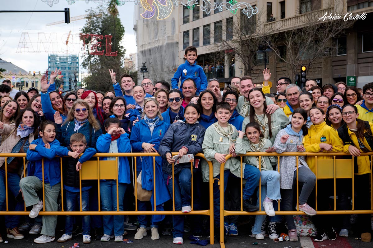 Grupo de personas celebrando la mascletà durante las Fallas 2026