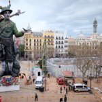 Gran figura de un soldado en la mascletà de Fallas 2026 en Valencia
