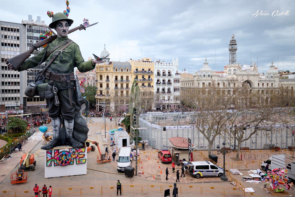 Gran figura de un soldado en la mascletà de Fallas 2026 en Valencia