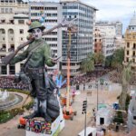 Gran figura de un soldado en la mascletà de Fallas 2026