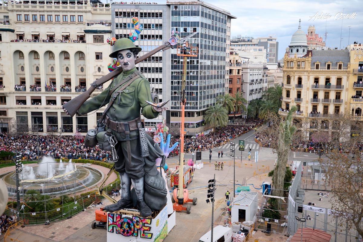 Gran figura de un soldado en la mascletà de Fallas 2026