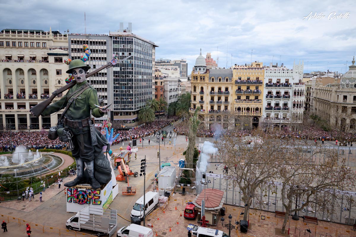 Gran figura de un soldado en la mascletà de las Fallas 2026 en Valencia