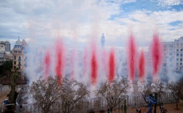 Explosión de fuegos artificiales en la mascletà de Fallas 2026