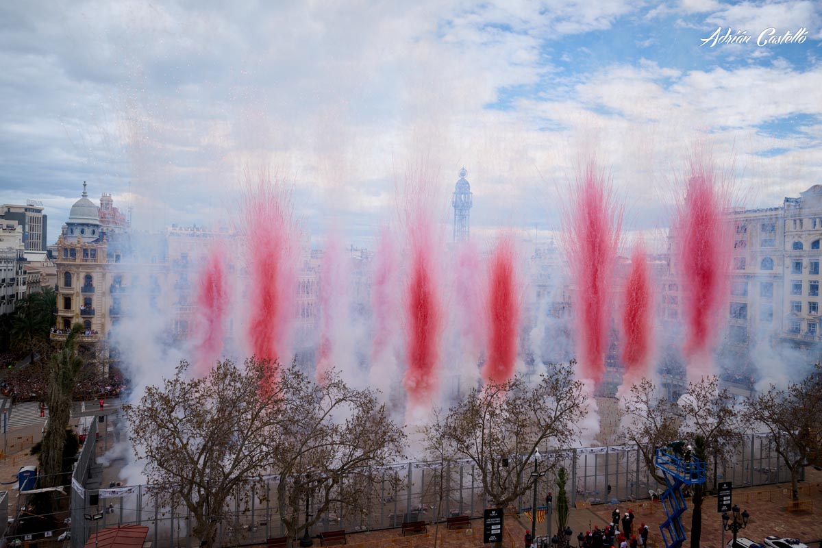 Explosión de fuegos artificiales en la mascletà de Fallas 2026